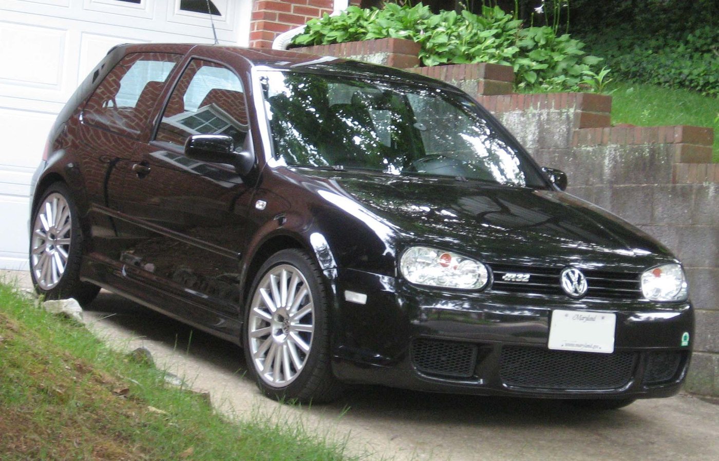 Volkswagen Golf R32 representative performance platform image